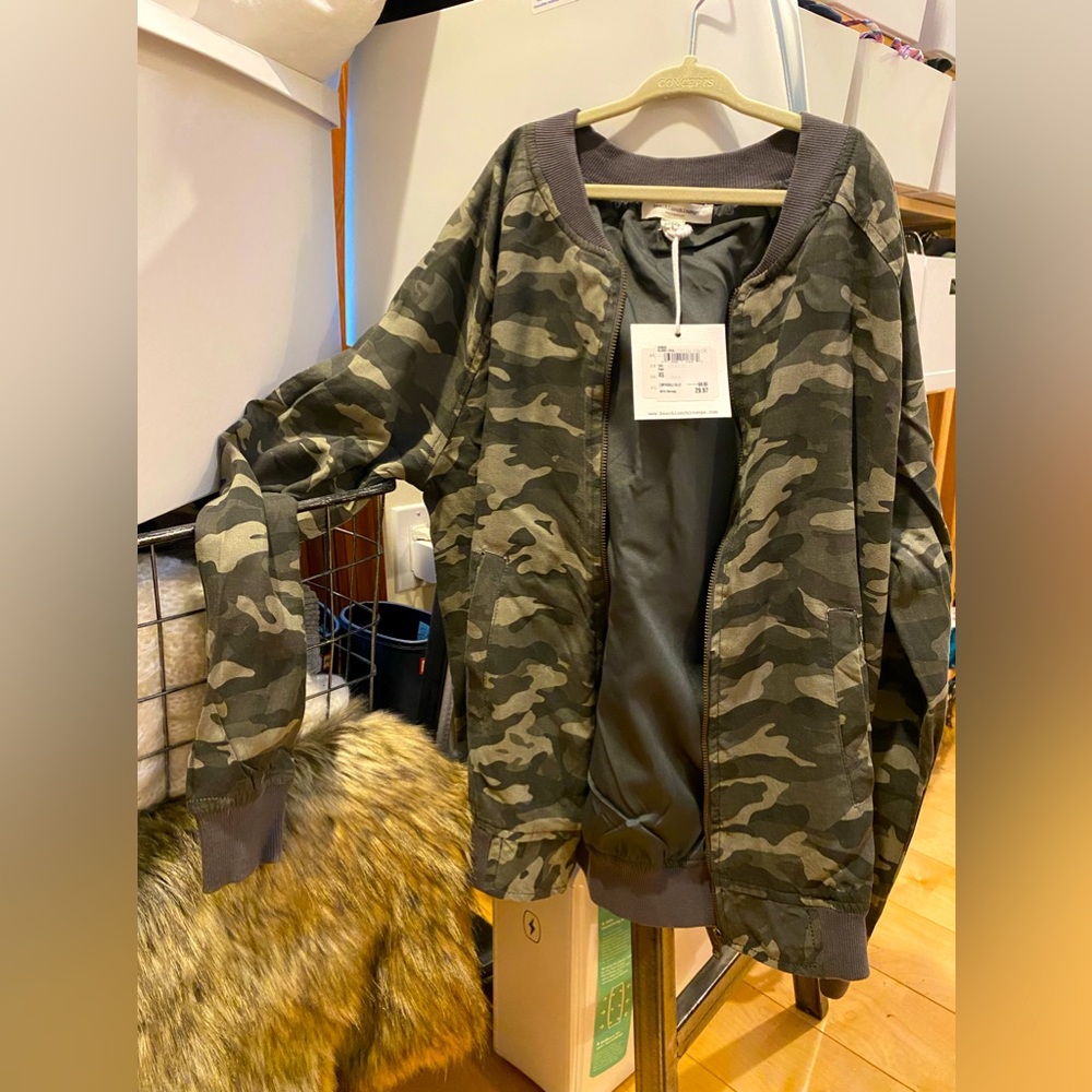 Green Camouflage lightweight jacket, NWT size XS